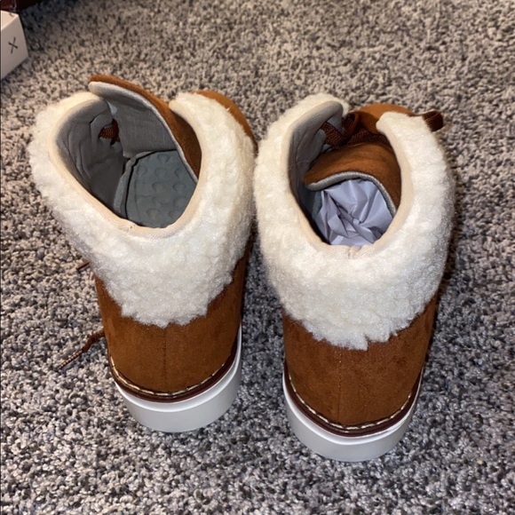 Fuzzy tan boots - Picture 4 of 4